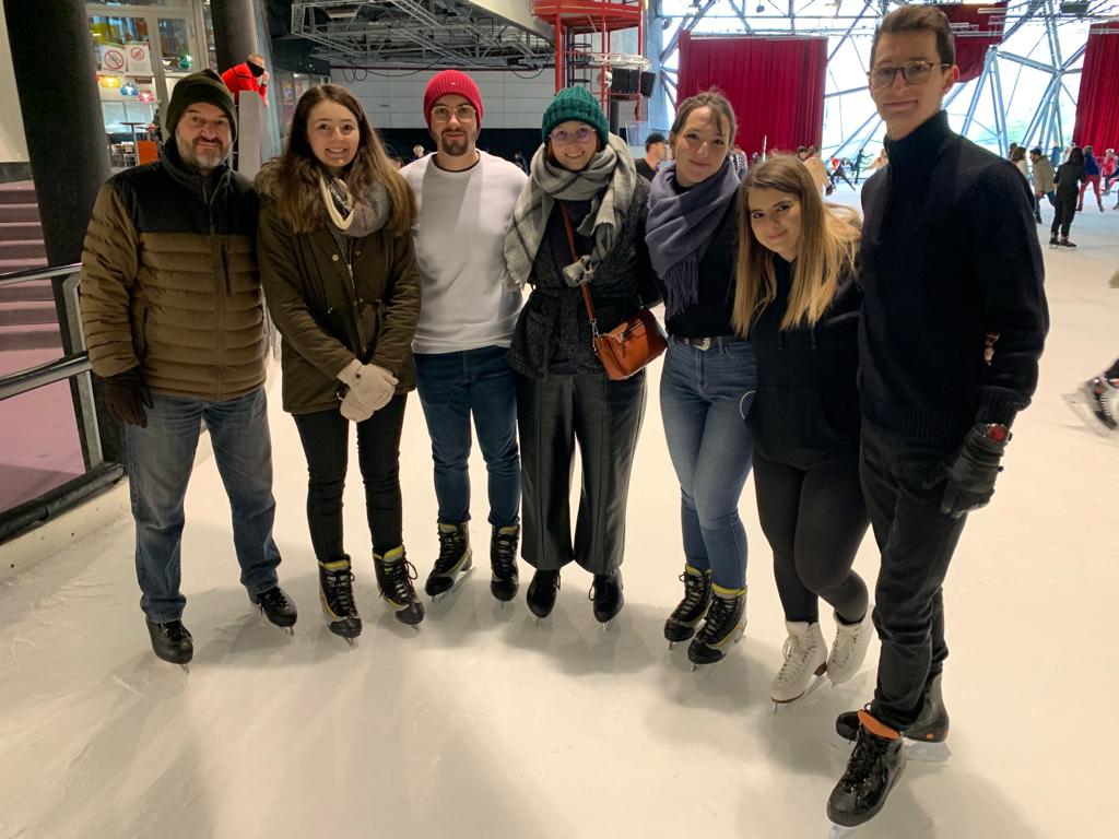 Des adolescents et jeunes adultes posent pour une photo à la patinoire Iceberg de Strasbourg